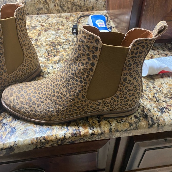 Lucy Avenue Leopard Print ankle booties - Picture 3 of 3